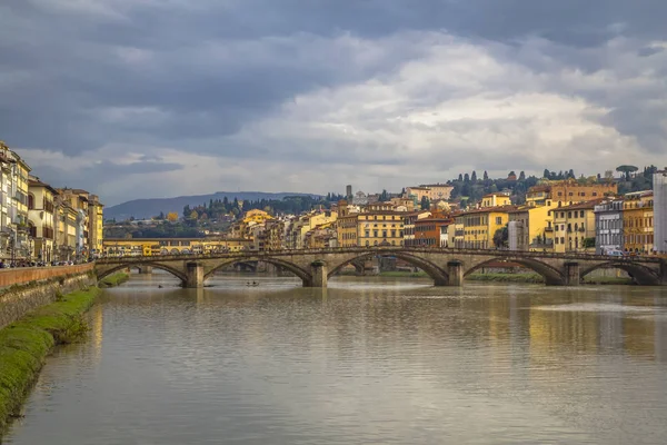 Středověký most Ponte Vecchio. Pohled na řeku Arno od nábřeží ve Florencii — Stock fotografie
