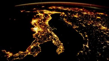 Dünya yüzeyinin üzerinde uçuyor, uzay istasyonundan ateş ediyor. İtalya üzerinde uçmak