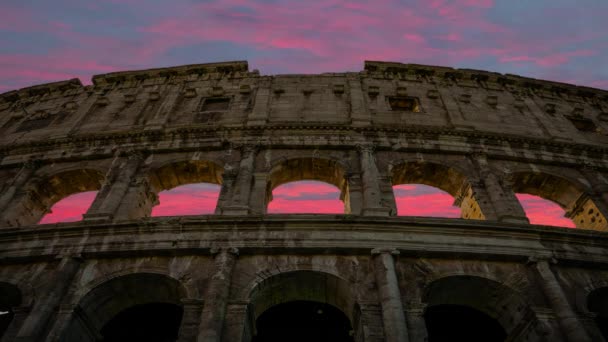 Byggnaden av Colosseum i Rom på nära håll — Stockvideo
