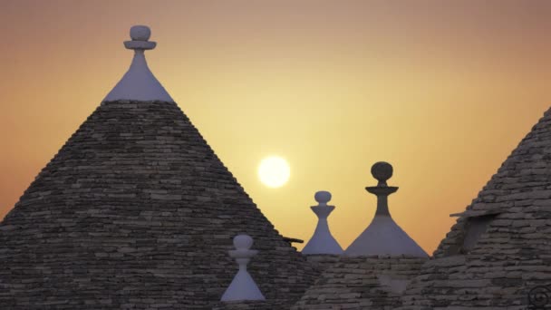 La ciudad de Alberobello, municipio de la provincia de Bari Italia — Vídeos de Stock