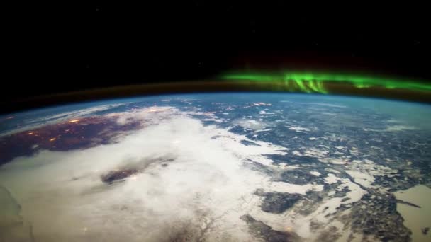 宇宙ステーションから撮影した地球の表面上の飛行 このビデオの要素は ナサによって供給されます このビデオはパブリック ドメインからではありません — ストック動画