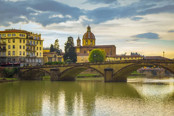Pohled na řeku Arno od nábřeží ve Florencii — Stock fotografie