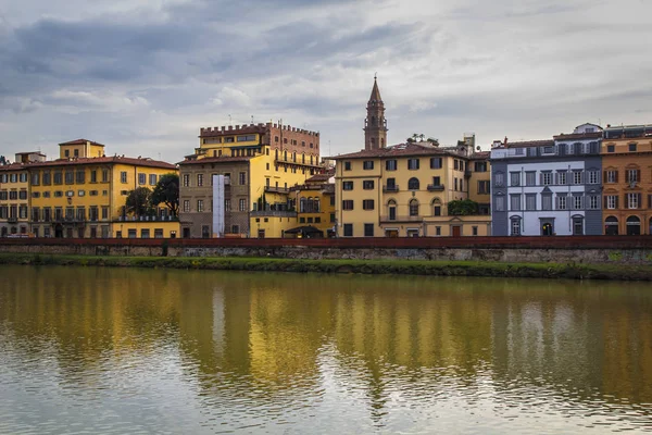 Pohled na řeku Arno od nábřeží ve Florencii — Stock fotografie