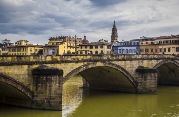 Pohled na řeku Arno od nábřeží ve Florencii — Stock fotografie