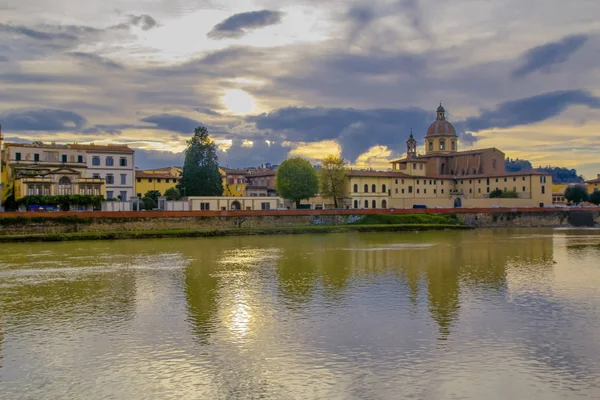 Vista del río Arno desde el paseo marítimo de Florencia — Foto de Stock