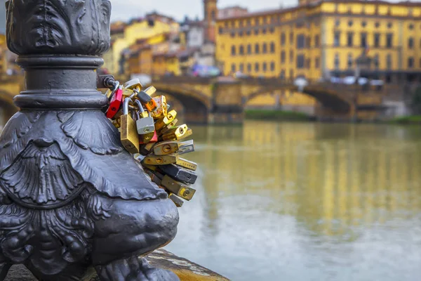 Cerraduras de amor y felicidad en el río Arno, Florencia — Foto de Stock