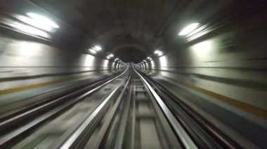 Tren şehir metrosunda bir tünelde hareket