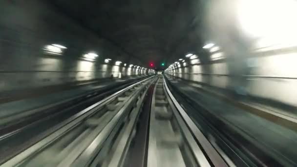 Поезд движется в тоннеле в городском метро — стоковое видео