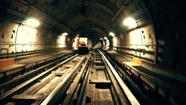 Tren moviéndose en un túnel en el metro de la ciudad — Vídeo de stock