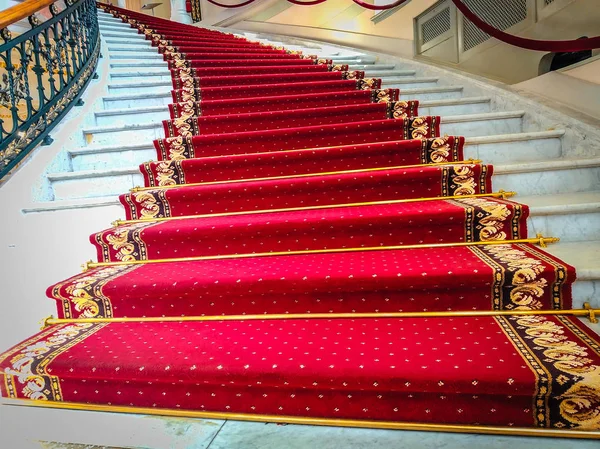 Beautiful curved staircase with red carpet for guests, — Stock Photo, Image