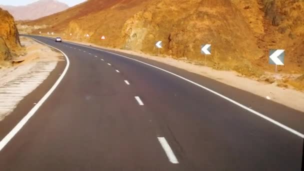 Autostrada modernă cu două benzi pustie. Drum, pietre și nisip — Videoclip de stoc
