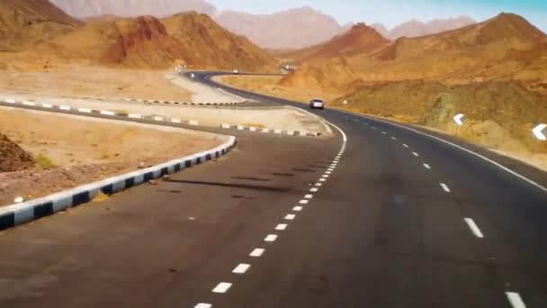 Современное двухполосное безлюдное шоссе. Дорога, камни и песок — стоковое видео