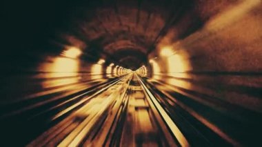Tren şehir metrosunda bir tünelde hareket