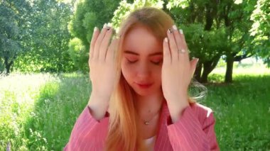 Genç güzel Avrupalı kadın, portre, doğal arka plan..