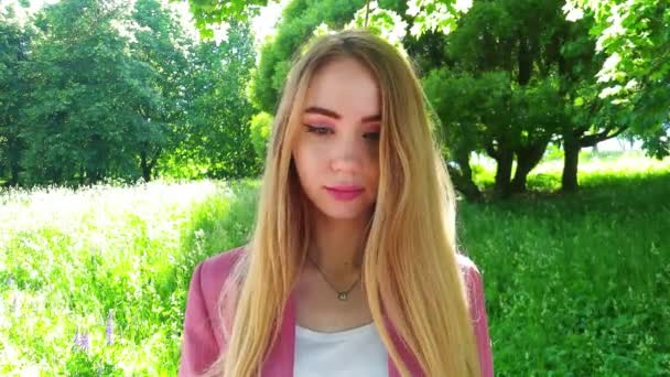 Młoda Piękna Europejka Portret Naturalne Tło — Wideo stockowe