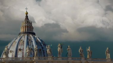 Saint Peter Vatikan muhteşem katedral süsleyen heykeller