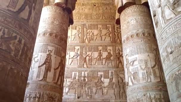 デンデラ神殿やハトホル神殿の内部。エジプト、デンデラ、ケンの街の近くに. — ストック動画