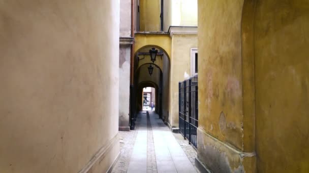 Passeggiata lungo la stretta vecchia strada a Varsavia, Polonia. — Video Stock