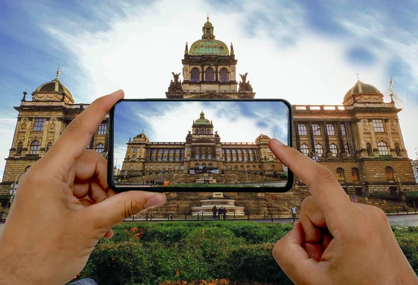 Fotografovat telefonicky. Nádherná budova Národního muzea Prahy — Stock fotografie