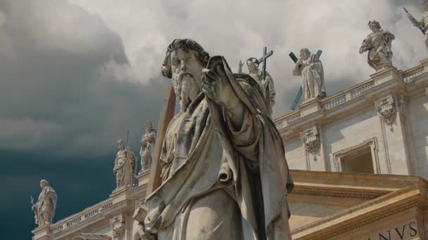 A gyönyörű katedrálist, a Saint Peter a Vatikánban díszítő szobrok — Stock videók