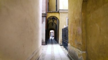 Polonya, Varşova 'daki dar eski cadde boyunca yürü.