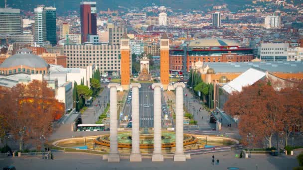 Городское движение на площади Plaza de Espana в Барселоне, время истекает . — стоковое видео