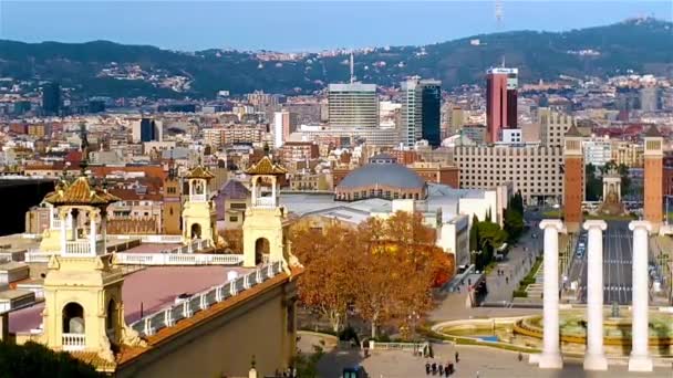 Tráfico urbano en la Plaza de España de Barcelona , — Vídeos de Stock