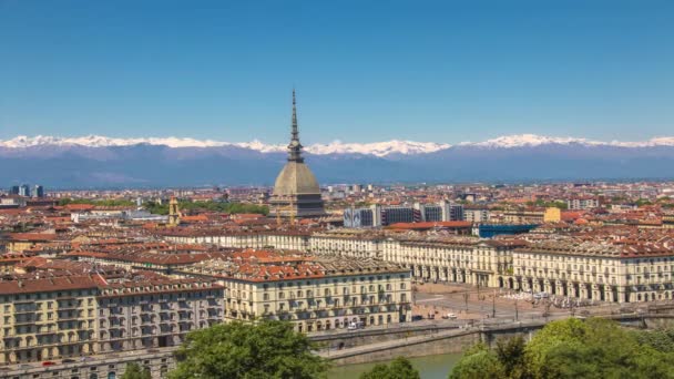 Vue traditionnelle de la Turin italienne et de la Mole Antonelliana, timelapse . — Video