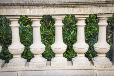 mimari ve ayrıntılar. yarı dairesel balkon taş korkuluk.