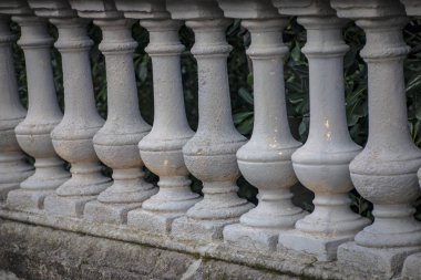 mimari ve ayrıntılar. yarı dairesel balkon taş korkuluk.