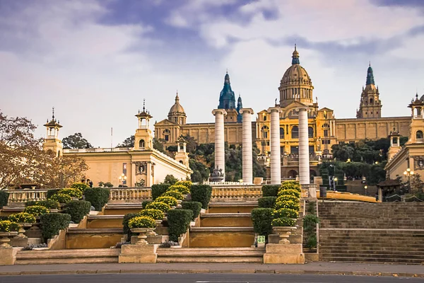 Nationalmuseum für katalanische Kunst mnac auf der Plaza Espanya in Barcelona. — Stockfoto