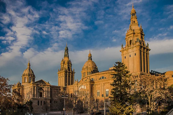 Nationella museet för katalansk konst MNAC på Plaza Espanya i Barcelona. — Stockfoto