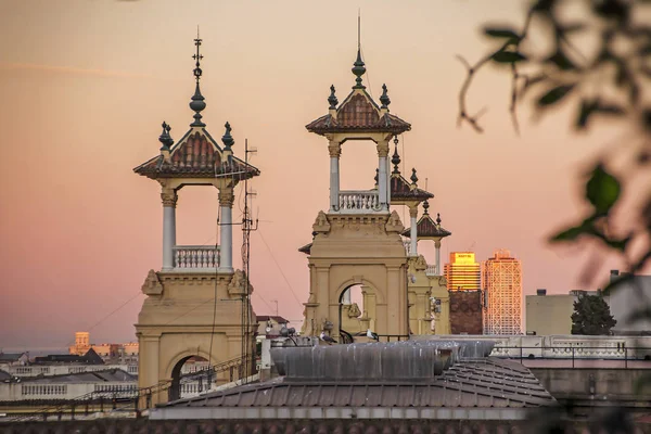 Torres decorativas perto do Museu Nacional de Arte Catalã MNAC na Plaza de Espanha em Barcelona . — Fotografia de Stock