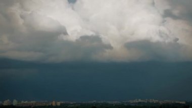 Fırtınalı gökyüzü, gökyüzündebulutların hızlı hareketi, hızlandırılmış