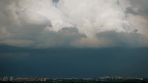 Штормовое небо, быстрое движение облаков в небе, временной промежуток — стоковое видео