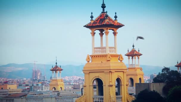 Декоративные башни возле Национального музея каталонского искусства MNAC на площади Испании в Барселоне . — стоковое видео
