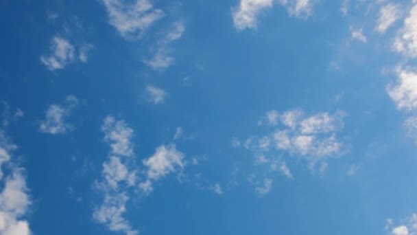 Wolny ruch chmur na niebie, upływ czasu — Wideo stockowe
