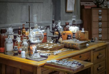 Kimyasal reaktifler ve meme ile eski bilim laboratuarı