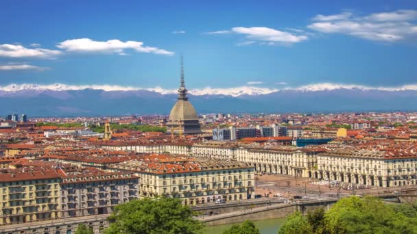 Vue traditionnelle de la Turin italienne et de la Mole Antonelliana, timelapse . — Video