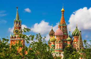 Moskova'daki Aziz Basil Katedrali, Moskova Kremlin'i yakınlarındaki eski bir katedral. Kremlin ve Spasskaya kulesi