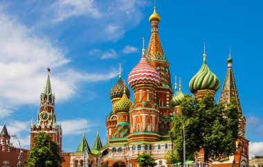 Moskova'daki Aziz Basil Katedrali, Moskova Kremlin'i yakınlarındaki eski bir katedral. Kremlin ve Spasskaya kulesi