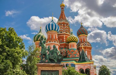 Moskova'daki Aziz Basil Katedrali, Moskova Kremlin'i yakınlarındaki eski bir katedral. Minin ve Pozharsky Anıtı