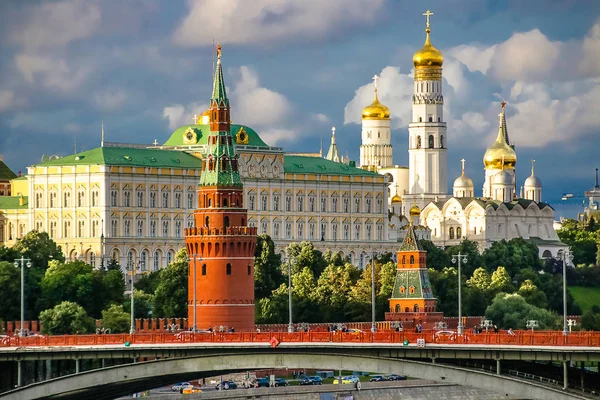 Vörös tornyok a moszkvai Kreml. Oroszország. — Stock Fotó