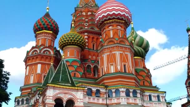 St. Basils Cathedral in Moskou, een oude kathedraal in de buurt van het Kremlin van Moskou. — Stockvideo