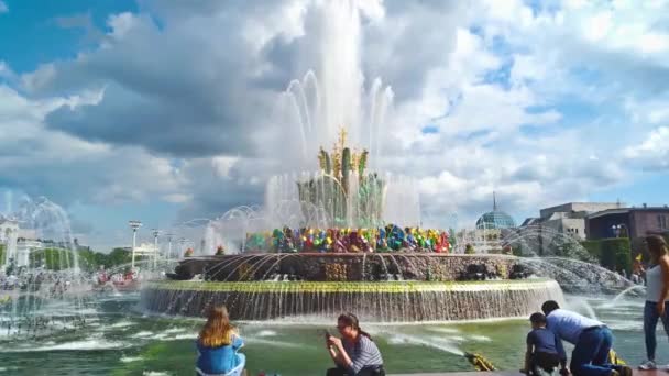 Moscou, Russie - Juillet 2019 : Belle fontaine "Fleur de pierre" après restauration en 2019 . — Video