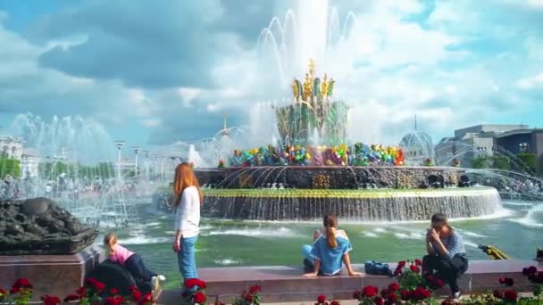 モスクワ、ロシア - 2019年7月:2019年に修復後の美しい噴水「石の花」. — ストック動画