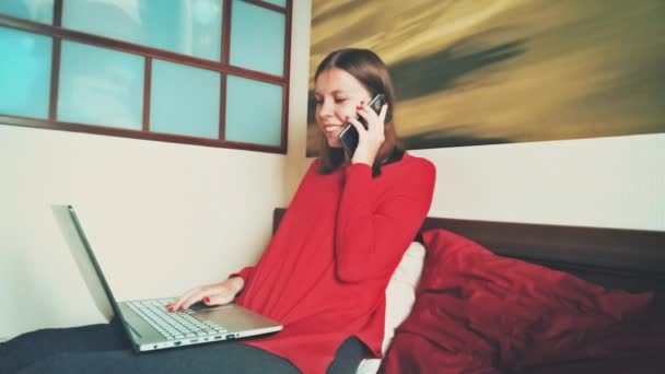 Une jeune femme parle sur un téléphone portable. La fille au lit . — Video