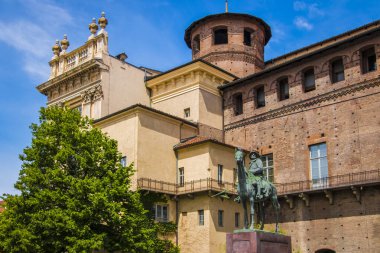 İtalya, Torino 'daki Palazzo Mona yakınlarında heykel kompozisyonları