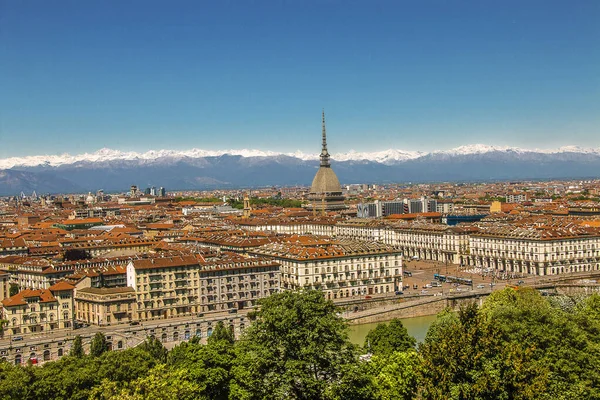 Vue traditionnelle de la Turin italienne et de la Mole Antonelliana — Photo