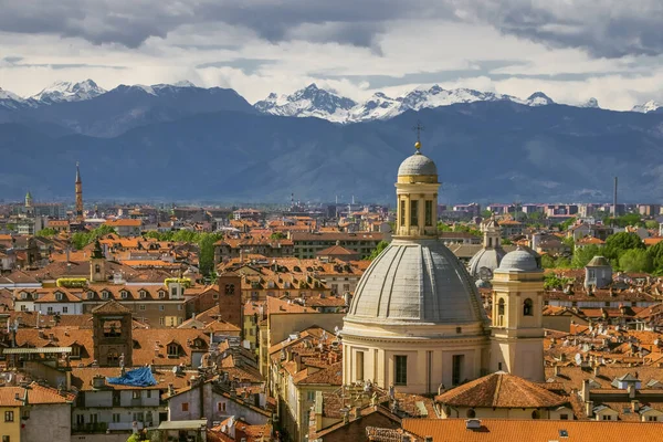 Torino 'nun güzel şehir manzarası dağların arka planında
